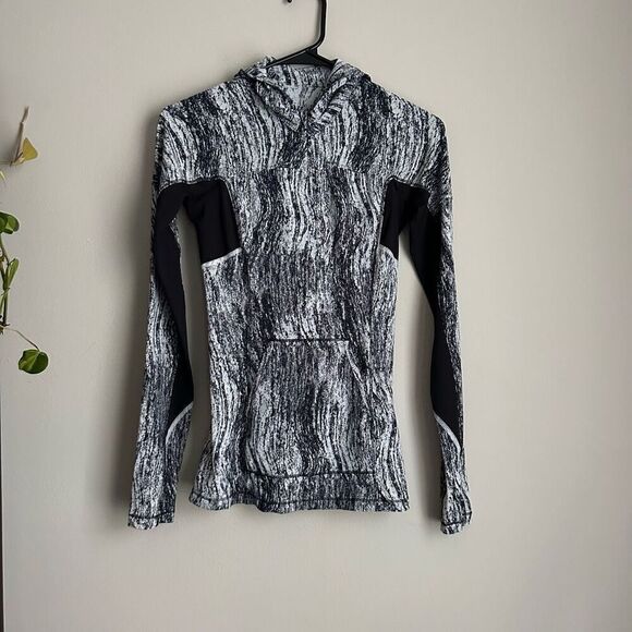 Lululemon Runbeam Hoodie Black White Ponytail Hole Thumb Holes XS/Small sz 2? - Picture 1 of 6